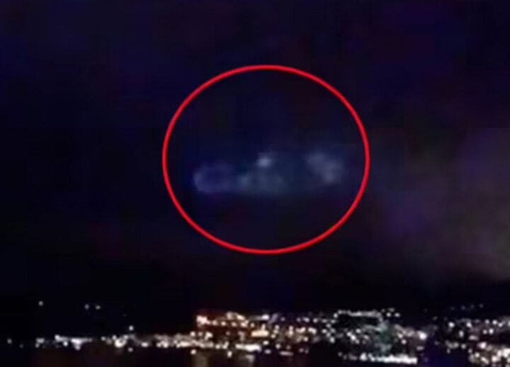 Riesiges scheibenförmiges UFO schwebt über berühmtem See in der Schweiz. (Foto: Google)