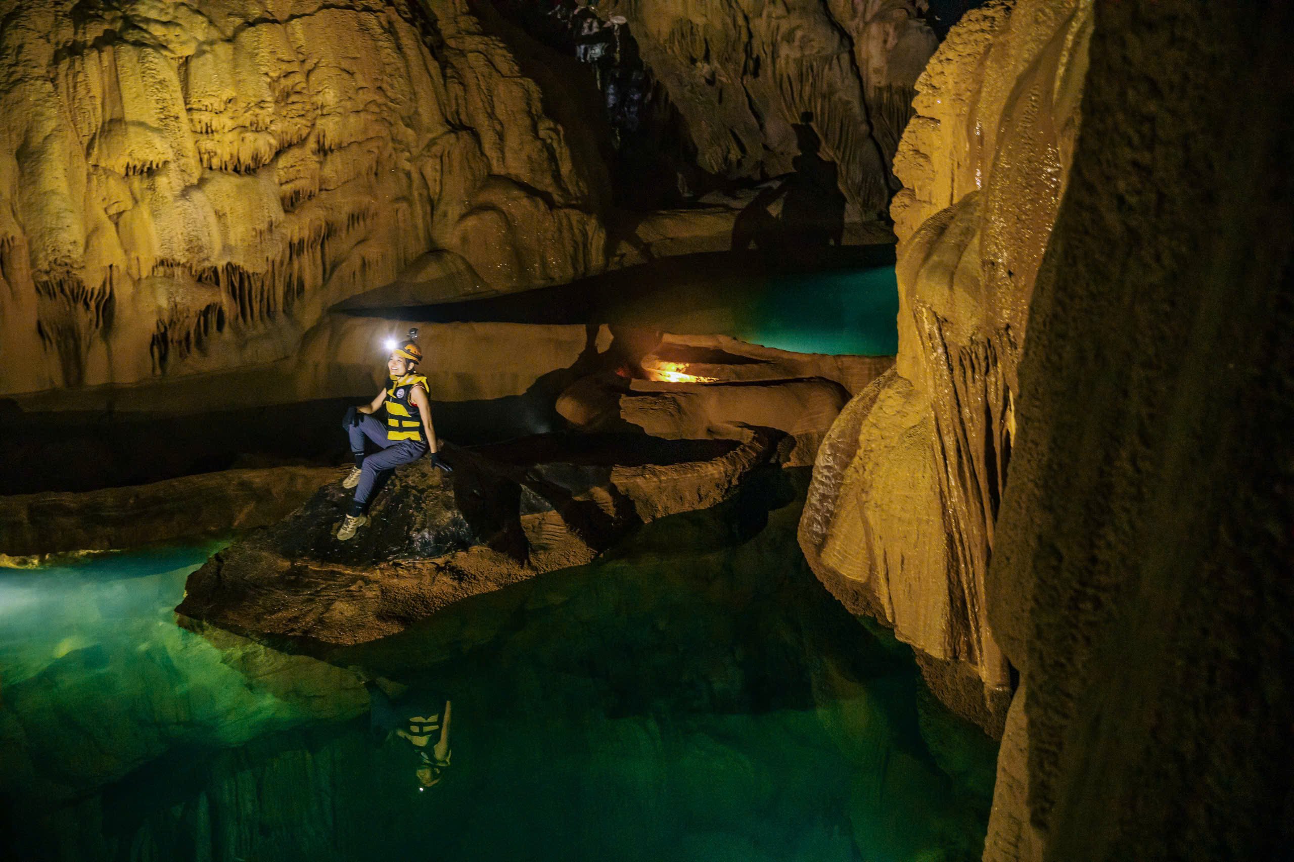 In addition to the newly discovered Floating Lake, visitors to Hung Thoong can also explore many other caves and calcium lakes. An indispensable activity on trips here is swimming in the calcium lakes, admiring thousands of stalactites with many interesting shapes.