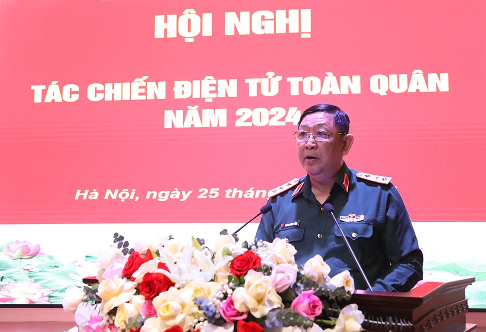 Le lieutenant-général Huynh Chien Thang dirige la conférence sur la guerre électronique de l'armée 2024