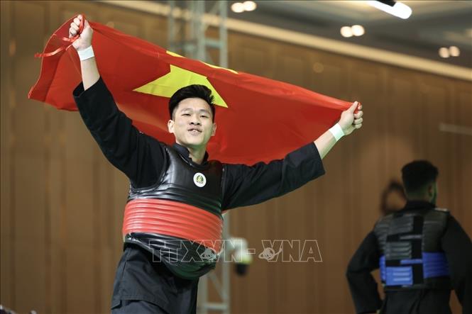 VĐV Nguyễn Tấn Sang giành HCV môn Pencak Silat nội dung đối kháng hạng 75-80kg nam. Ảnh: Minh Quyết - TTXVN