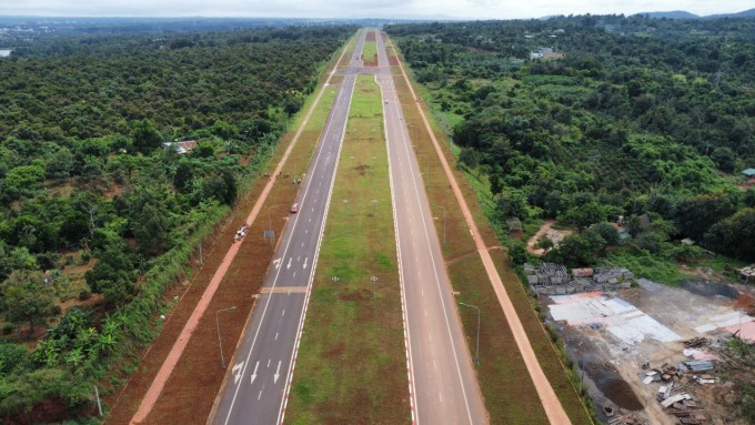 バンメトート市の東西道路は8年の工事期間を経て完成した。写真: トラン・ホア