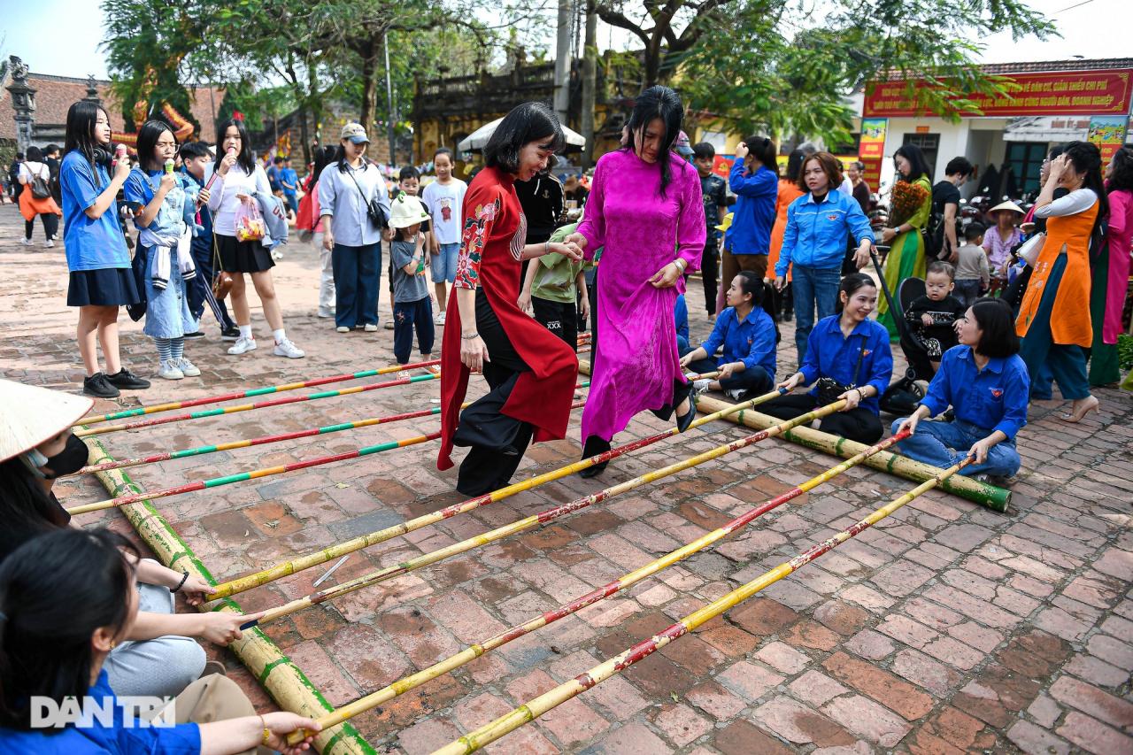 Duong Lam ancient village turns into a Tet film set, attracting tourists to check-in in Ao Dai - 4