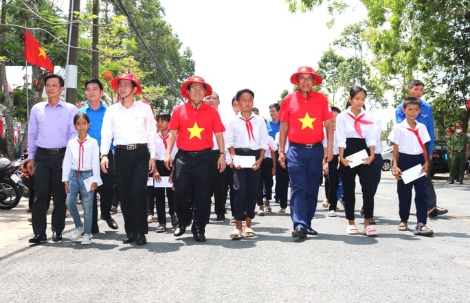 កម្មករជាច្រើនបានបញ្ចប់គម្រោងផ្លូវជាតិក្នុងខេត្ត Hau Giang រូបភាពទី 1