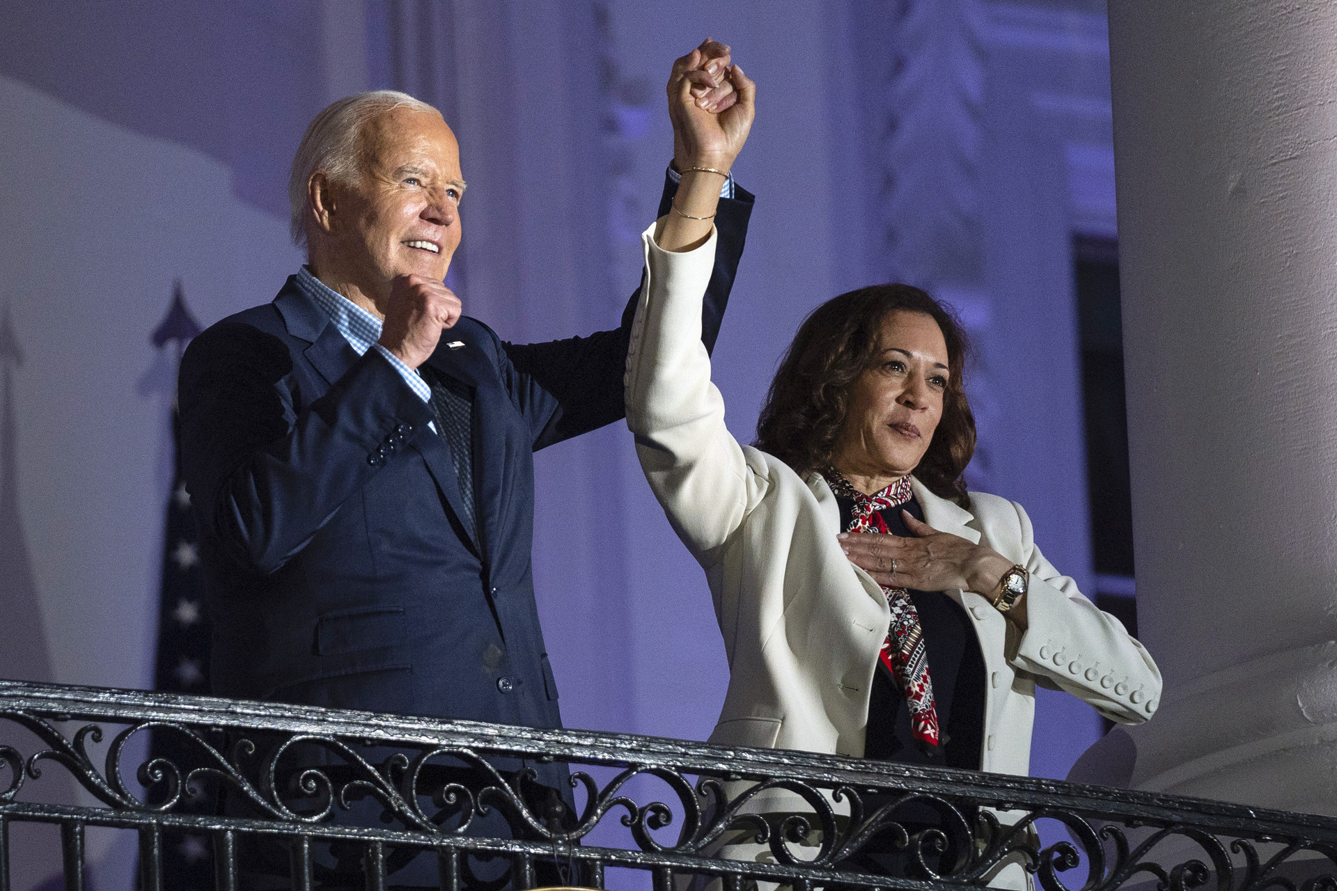 Elecciones estadounidenses 2024: la estatua de Kamala Harris en la mano, imagen 2