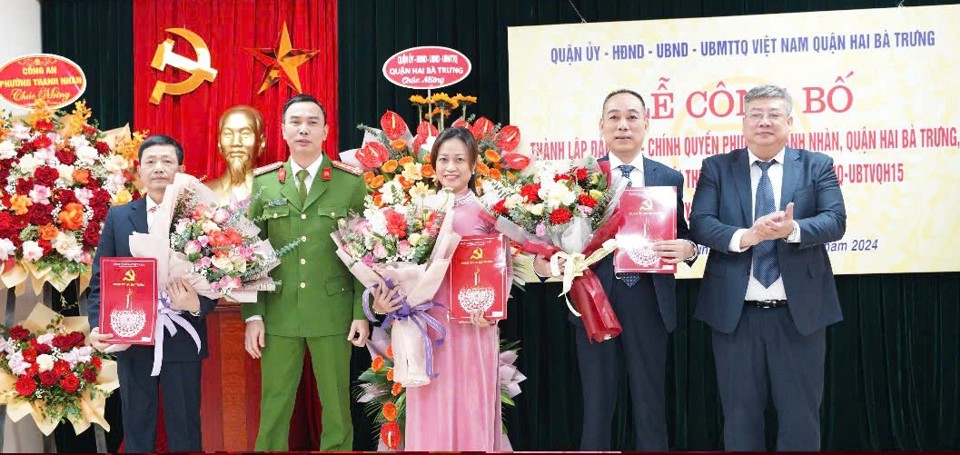 Leaders of Hai Ba Trung District presented the appointment decision and presented flowers to congratulate the Secretary and Deputy Secretary of the Thanh Nhan Ward Party Committee.