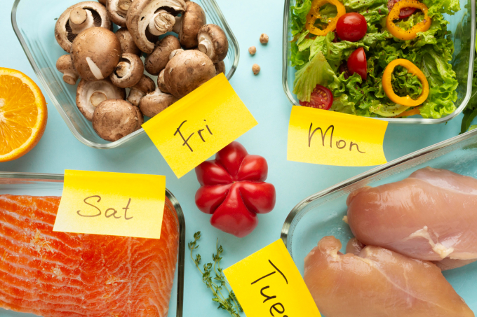 Chế độ ăn kiêng loại bỏ hoàn toàn carbohydrate gây hiểu nhầm về dinh dưỡng. Ảnh: Freepik