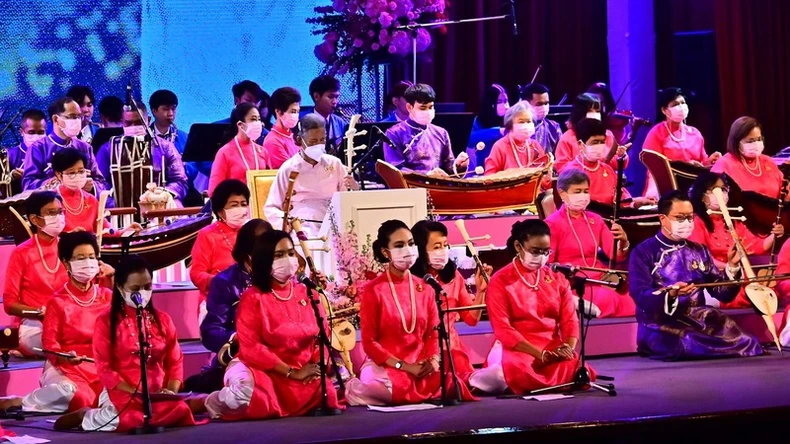 La princesse thaïlandaise compose et interprète une œuvre musicale sur le Vietnam photo 2