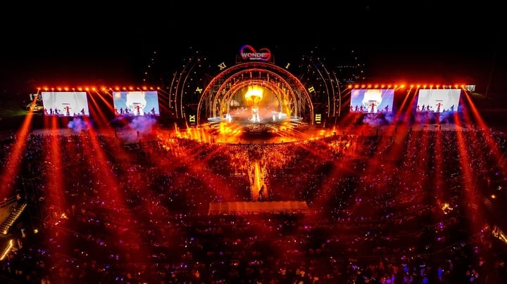 8WONDER ist das einzige Super-Musikfestival in Vietnam, das professionelle Beratung vom weltweit führenden Unterhaltungsunternehmen Roc Nation (USA) erhält.