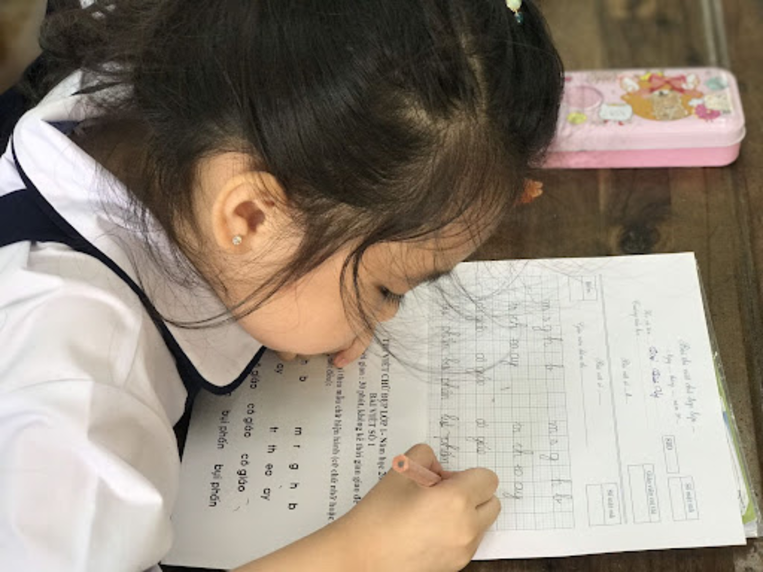 美しい手書き文字を練習するのは時代遅れで、子供の幼少期と親のお金の無駄遣いになるだけだという意見が多くありました。 （図）