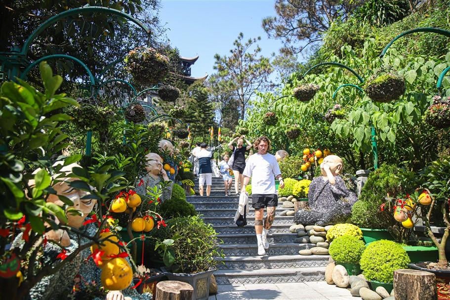 Sun World Ba Na Hills Spring Festival attracts tens of thousands of tourists - Photo 5