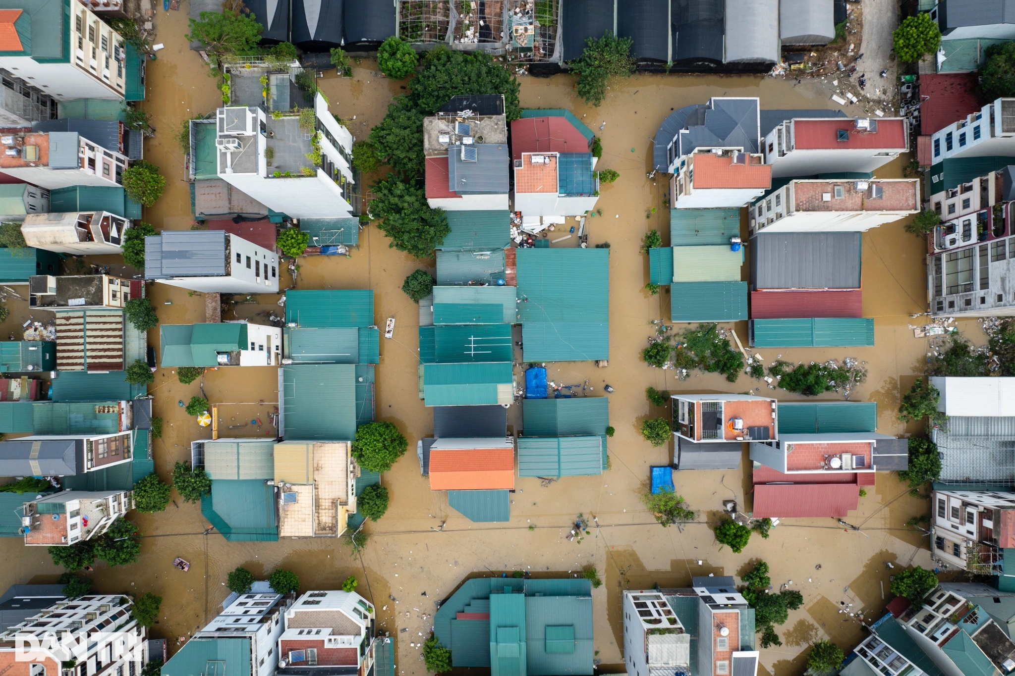 Hanoi: Bat Trang pottery village submerged in water