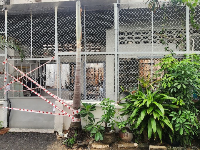 The front of the house is fenced with B40 mesh, the iron gate was locked when the fire broke out. Photo: Dinh Van