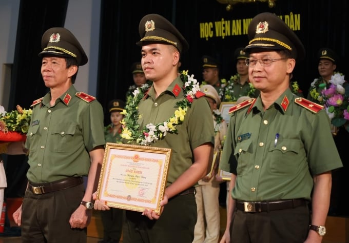 Dung recibió un certificado de excelencia del Director de la Academia de Seguridad Popular para el movimiento de Seguridad Pública Popular para estudiar y practicar las Seis Enseñanzas del Tío Ho, mayo de 2023. Foto: Personaje proporcionado