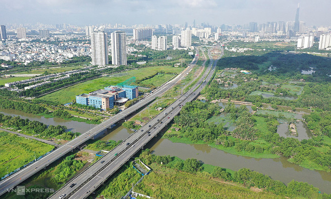 A section of the highway parallel to the highway (right) opened to traffic on the morning of September 17. Photo: Ha Giang