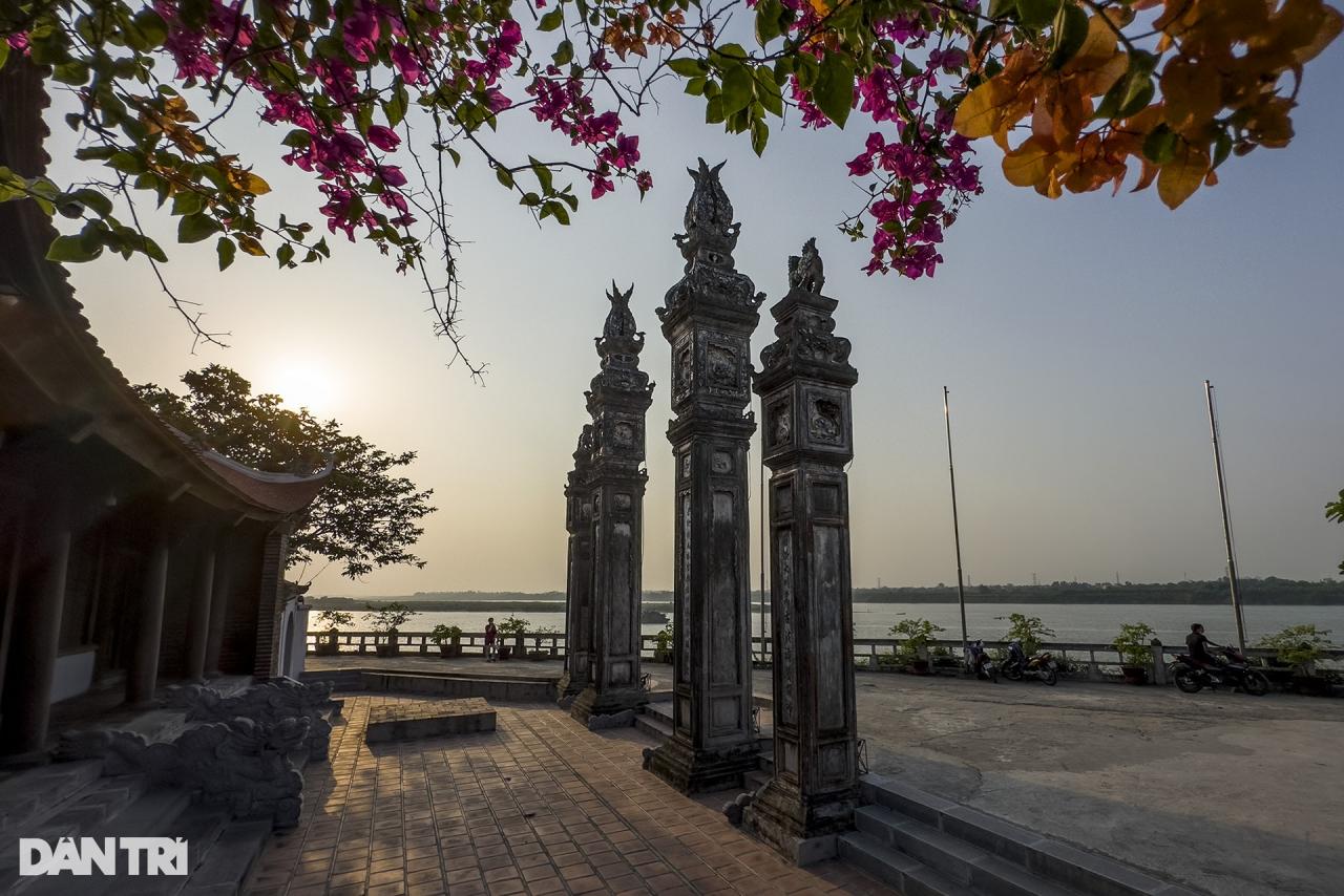 Mặc nắng nóng, giới trẻ đổ xô đi ngắm hoàng hôn ven bờ sông Hồng - 5