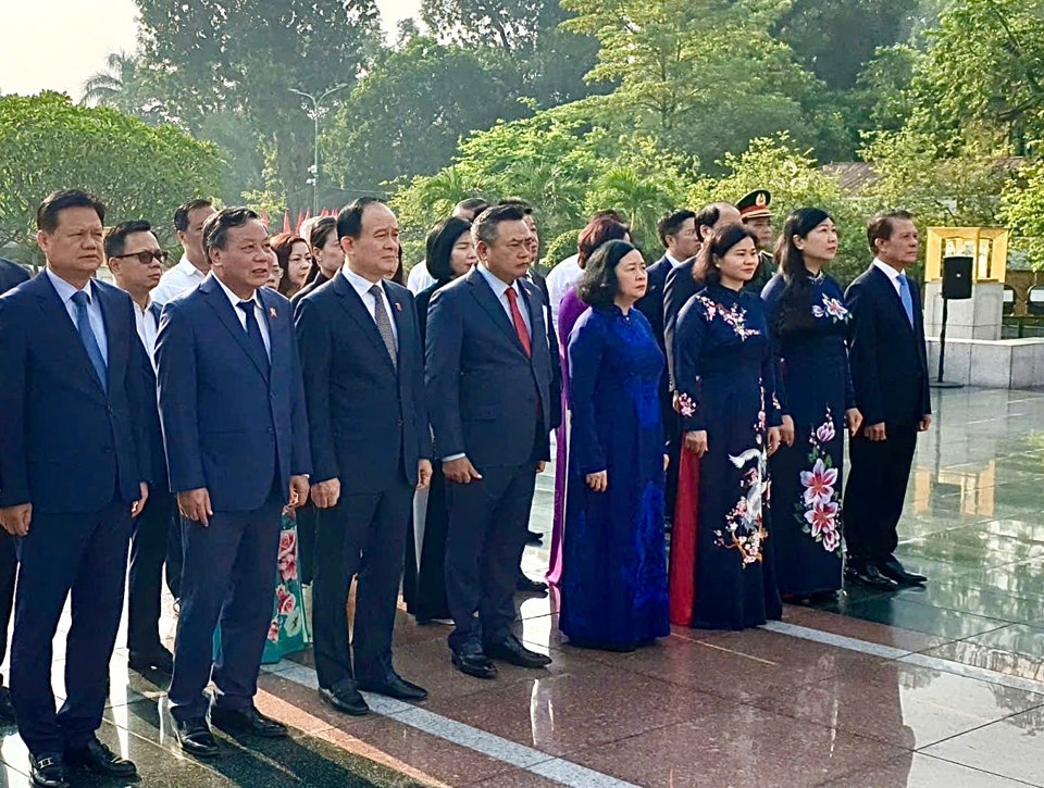 Delegation of Hanoi City commemorates heroic martyrs.