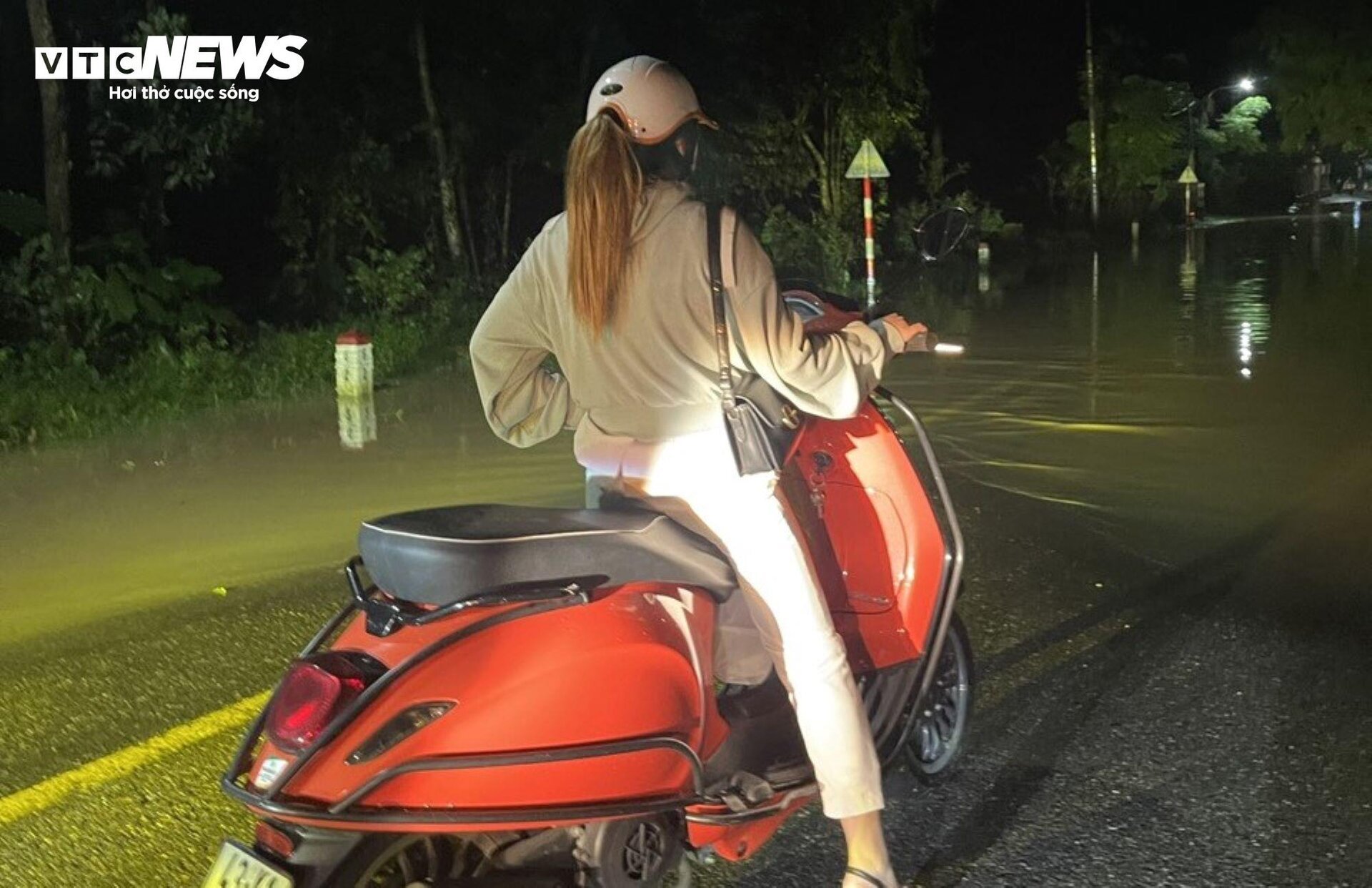 Hochwasser sperrte um Mitternacht die Nationalstraße 14G, die Bewohner von Da Nang beeilten sich, ihre Autos zu parken - 4