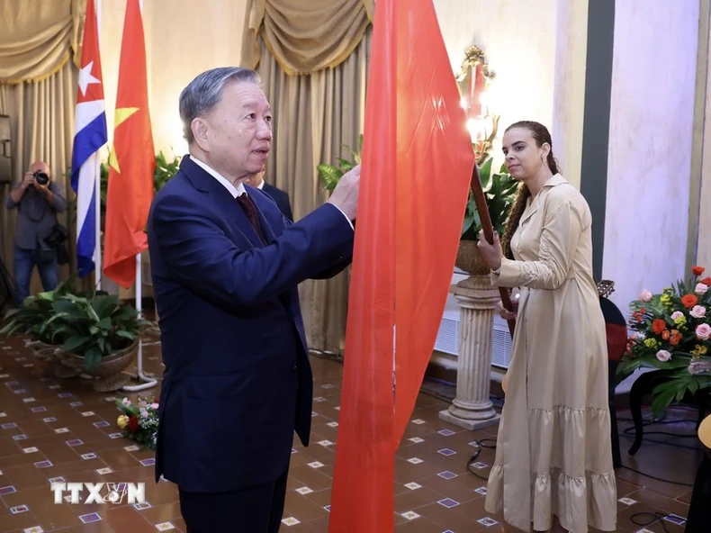 [Photo] General Secretary and President To Lam meets with people's friendship delegates and young generation of Cuba photo 3