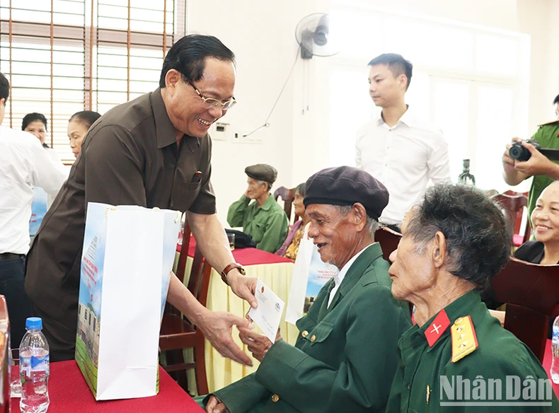 Le vice-président de l'Assemblée nationale, Tran Quang Phuong, a rendu visite à des personnes méritantes de Quang Ngai et leur a offert des cadeaux