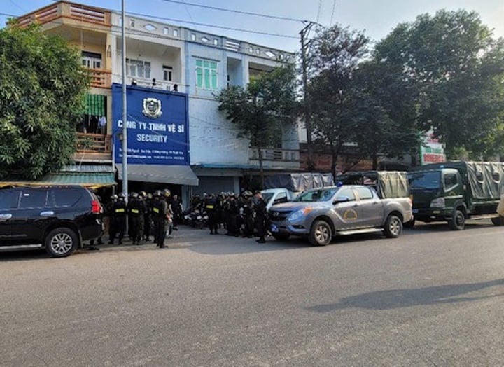 La policía revocó el certificado de elegibilidad para la seguridad y el orden de la empresa Security 24 Company Limited. (Foto: Policía de Thanh Hoa)