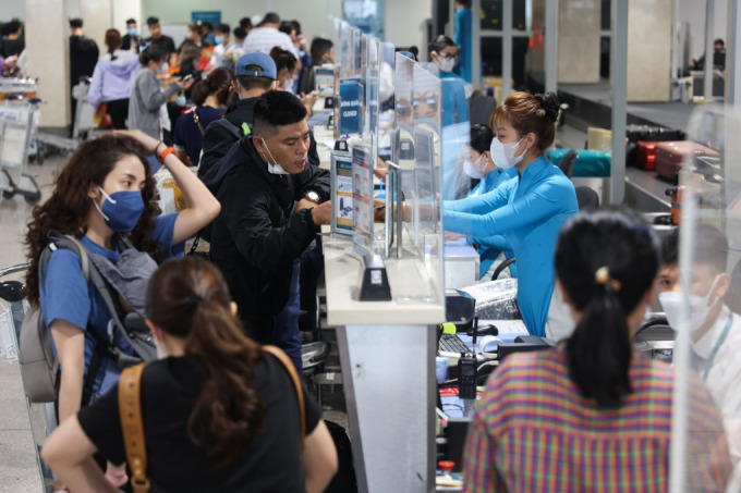 Passagiere checken 2023 am Flughafen Tan Son Nhat ein. Foto: Quynh Tran