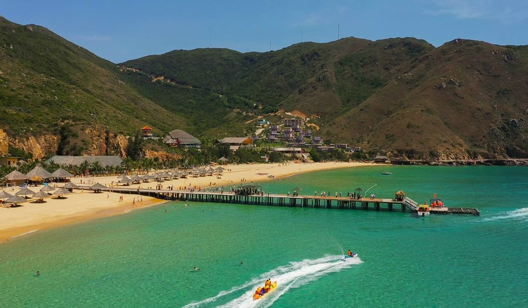 Xu Nau - Binh Dinh, Phu Yen : ciel bleu, mer bleue, sable blanc, soleil jaune