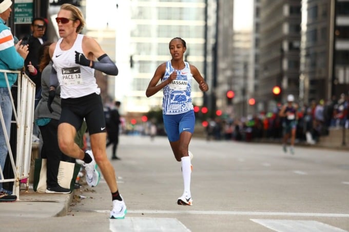 Hassan a mené la course féminine au marathon de Chicago 2023 le 8 octobre pendant une grande partie de la course. Photo : Runners World