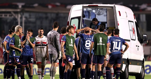 Jugador uruguayo muere tras desplomarse en el terreno de juego