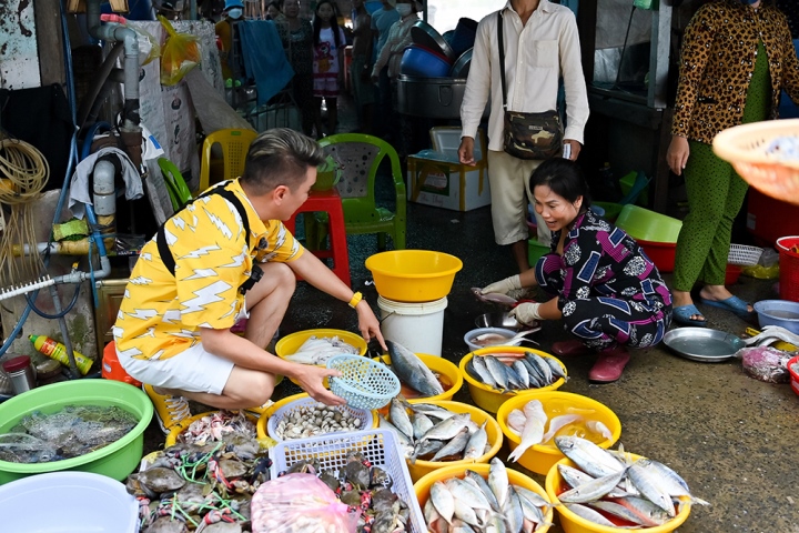 Dam Vinh Hung verkauft Fisch auf dem Markt und verdient 500.000 Dong - 2