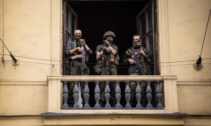 Các thành viên Wagner tại Rostov-on-Don, Nga, hôm 24/6. Ảnh: AFP