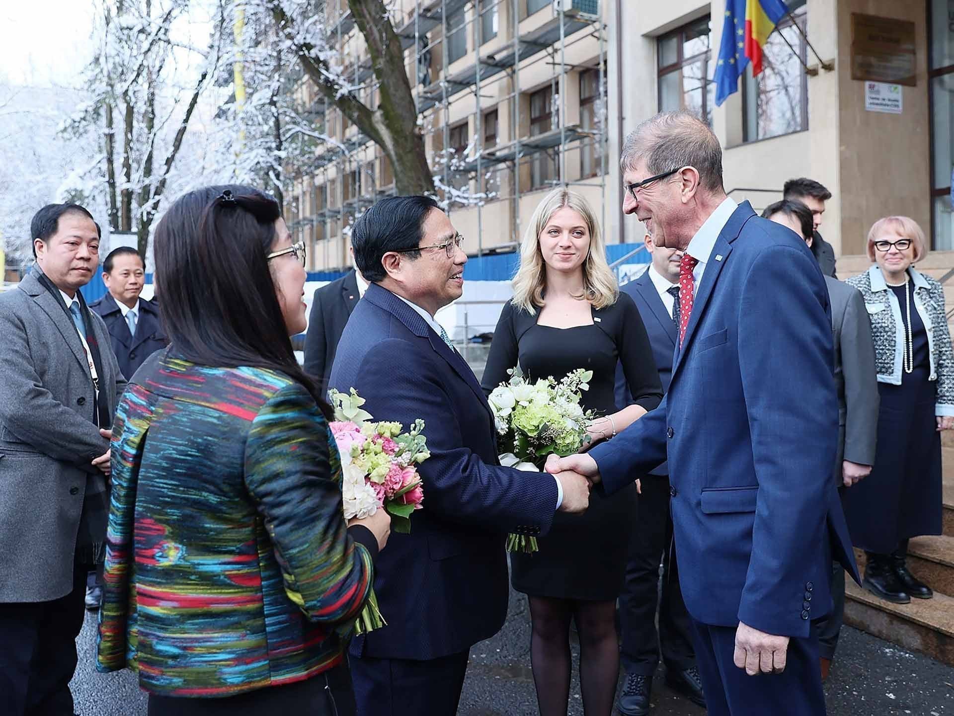 Lãnh đạo Trường Đại học Kỹ thuật xây dựng Bucharest đón Thủ tướng Phạm Minh Chính và Phu nhân. (Nguồn: TTXVN)