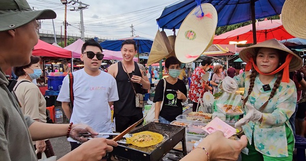 ベトナムの新郎がタイで人気の焼きライスペーパー屋台