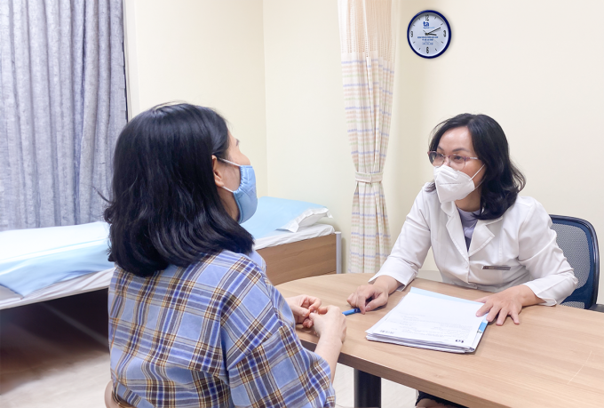 Doktor Thuy Giang berät eine Patientin mit Brusthypertrophie. Foto: Nguyen Tram