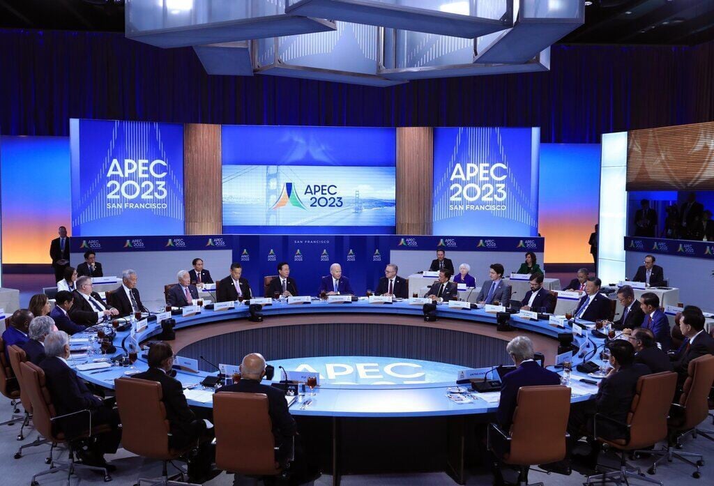 Image of President Vo Van Thuong in dialogue with 20 APEC economic leaders