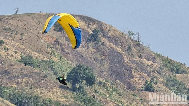 การแข่งขันร่มร่อนสุดตระการตาจังหวัดคอนตูม ภาพที่ 4