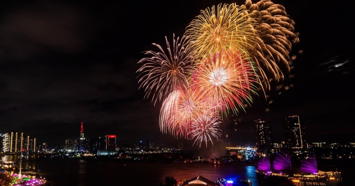 Ho Chi Minh organiza 3 espectáculos de fuegos artificiales para dar la bienvenida al nuevo año 2025