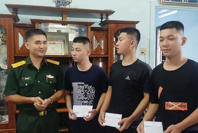 Das Militärkommando des Bezirks Cam Lam überreichte drei Brüdern vor dem ersten Schultag Geschenke und machte ihnen Mut. Foto: The Anh