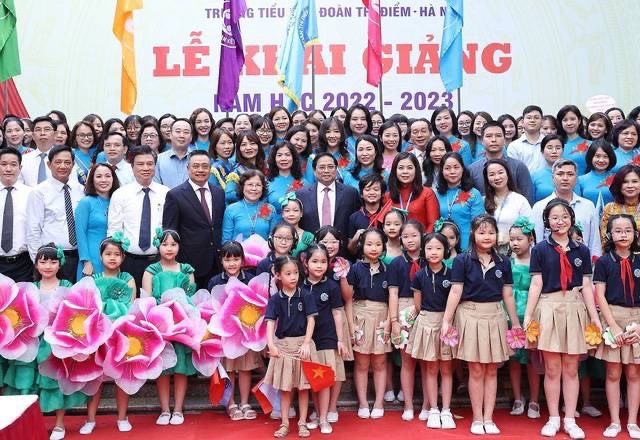 Thủ tướng Ch&iacute;nh phủ Phạm Minh Ch&iacute;nh v&agrave; Chủ tịch UBND TP H&agrave; Nội Trần Sỹ Thanh ch&uacute;c mừng tập thể thầy c&ocirc; gi&aacute;o, học sinh trường Tiểu học Đo&agrave;n Thị Điểm nh&acirc;n dịp khai giảng năm học 2022-2023