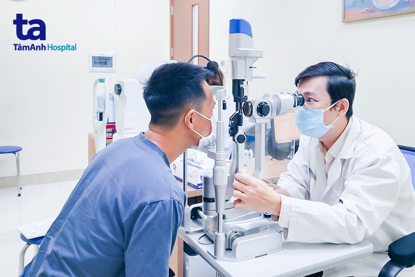 Mắt mờ như phủ sương mù sau khi bị trái banh đập vào đầu - Ảnh 2.
