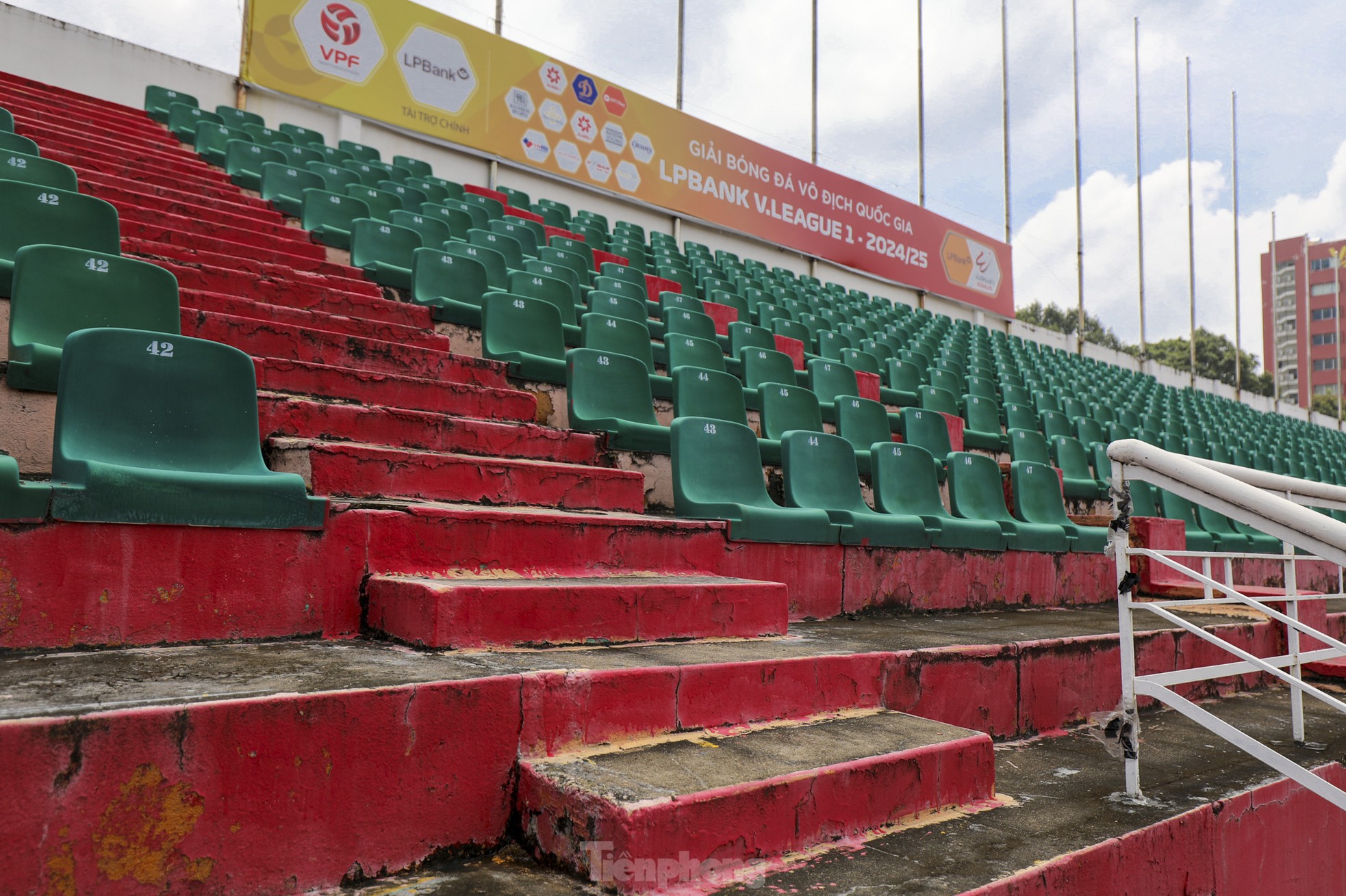 Testigos de la grave degradación del estadio más antiguo de Vietnam, foto 11