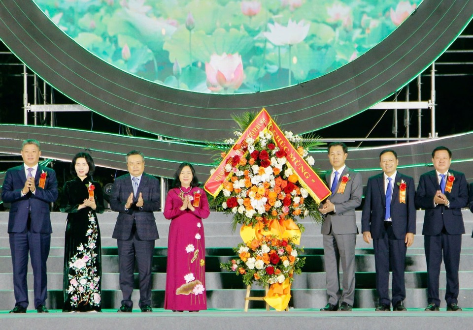 La secretaria del Comité del Partido de Hanoi, Bui Thi Minh Hoai, y los líderes de la ciudad presentaron flores para felicitar al Departamento de Agricultura y Desarrollo Rural de Hanoi.