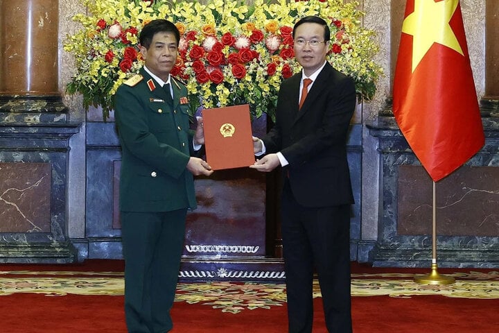 ประธานาธิบดี หวอ วัน เทือง เสนอการตัดสินใจเลื่อนตำแหน่งนายเหงียน วัน เหงีย จากพลโทเป็นพลโทอาวุโส (ภาพ : วีเอ็นเอ)