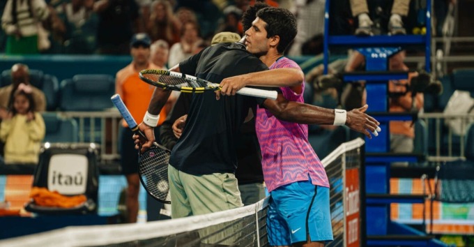 Alcaraz (à droite) serre Monfils dans ses bras au filet après leur match du troisième tour à l'Open de Miami. Photo : Reuters