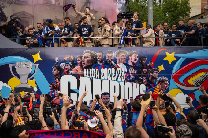 บาร์ซ่าจัดขบวนแห่ฉลองแชมป์ลาลีกา วันที่ 15 พ.ค. ที่บาร์เซโลนา ภาพ: AP