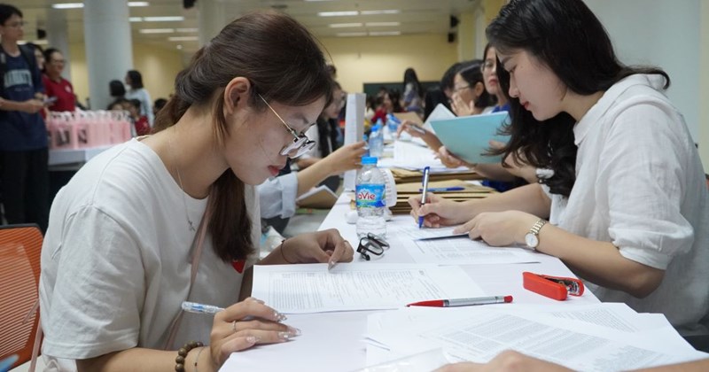 Ajouter des écoles économiques supplémentaires pour l'admission, score minimum de 16