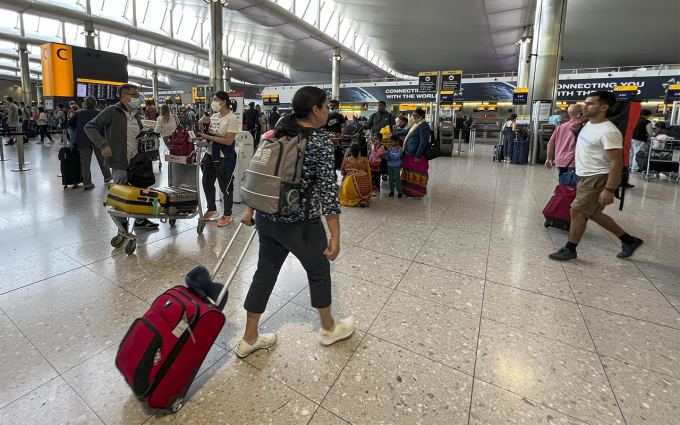 Flughafen Heathrow (London, Großbritannien) – einer der größten Flughäfen der Welt mit vielen Gates. Wenn Passagiere sich nicht auskennen, kann es passieren, dass sie sich auf dem Weg verirren oder aufgehalten werden. Foto: AP