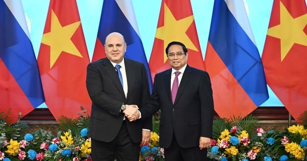 El primer ministro Pham Minh Chinh mantiene conversaciones con el primer ministro ruso