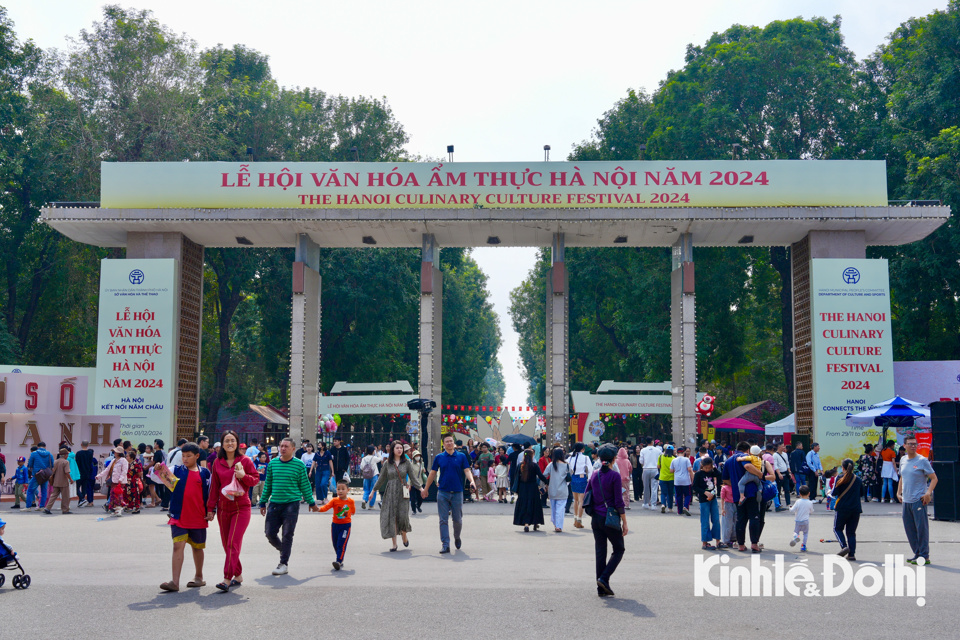 Das Hanoi Food Culture Festival 2024 mit dem Motto „Hanoi verbindet fünf Kontinente“ fand im Thong Nhat Park mit der Beteiligung von fast 100 Ständen von Unternehmen, Geschäften und Handwerksdörfern aus Hanoi und 8 Provinzen und Städten statt.