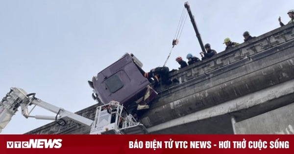 South Korea: Rescuers held hands for 45 minutes to save driver dangling from bridge railing