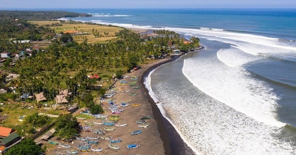 Khỏa thân trước đền ở Bali, nữ du khách được đưa đi chữa tâm thần